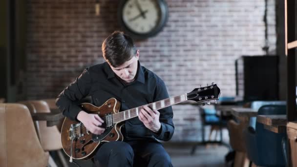 Joven Guitarrista Con Una Camisa Negra Realiza Una Improvisación Musical — Vídeo de stock