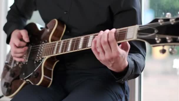 Guitariste Chemise Noire Effectue Blues Improvisation Musicale Guitare Dans Bar — Video