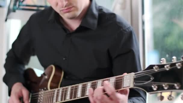 Guitariste Talentueux Dans Une Chemise Noire Joue Guitare Dans Café — Video