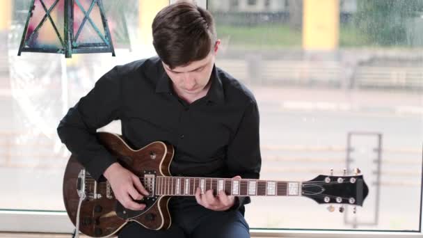 Beau Mec Dans Une Chemise Noire Joue Guitare Dans Café — Video