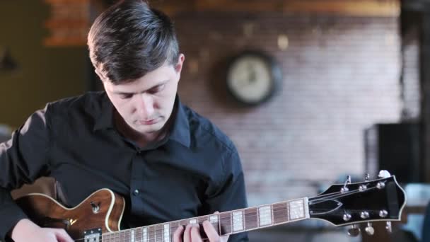 Jovem Guitarrista Uma Camisa Preta Realiza Uma Improvisação Musical Blues — Vídeo de Stock