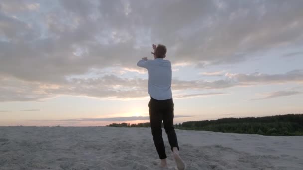 Stilig Dansare Utför Freestyle Danskomposition Sandstranden Vid Solnedgången Samtida Koreografi — Stockvideo