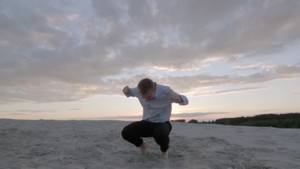 Knappe Danser Voert Een Freestyle Danscompositie Uit Het Zandstrand Bij — Stockvideo