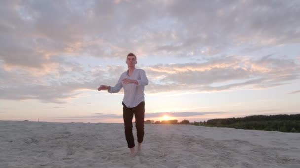 Yakışıklı Dansçı Gün Batımında Kumlu Plajda Serbest Dans Kompozisyonu Sergiliyor — Stok video