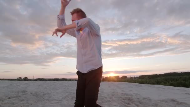 Stilig Dansare Utför Freestyle Danskomposition Sandstranden Vid Solnedgången Samtida Koreografi — Stockvideo