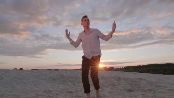 Jovem Sensual Realiza Coreografia Contemporânea Areia Pôr Sol Uma Bela — Vídeo de Stock