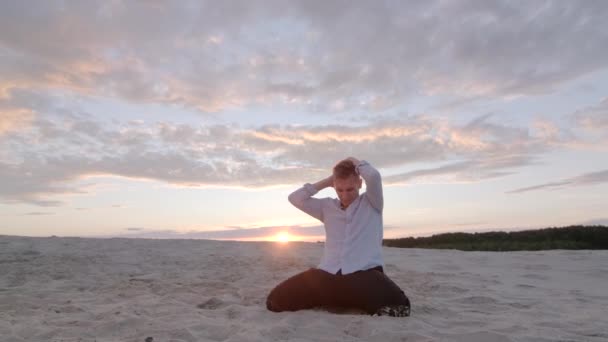 Şehvetli Genç Adam Güzel Bir Yaz Akşamında Gün Batımında Kumda — Stok video