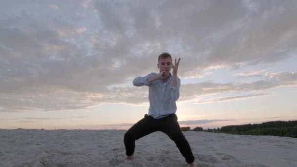 Zmysłowy Młodzieniec Wykonuje Współczesną Choreografię Piasku Zachodzie Słońca Piękny Letni — Wideo stockowe