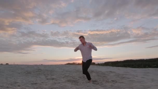 Όμορφος Νεαρός Που Χορεύει Μοντέρνο Μπαλέτο Στην Άμμο Ηλιοβασίλεμα Ένα — Αρχείο Βίντεο