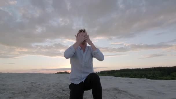 Όμορφος Νεαρός Που Χορεύει Μοντέρνο Μπαλέτο Στην Άμμο Ηλιοβασίλεμα Ένα — Αρχείο Βίντεο
