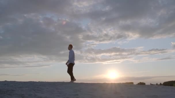 Jovem Homem Pensativo Caminha Areia Descalço Pôr Sol Uma Bela — Vídeo de Stock