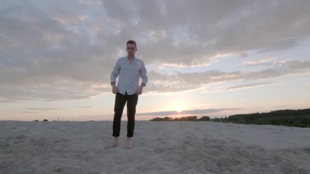 Танцовщица Придумывает Движения Танца Стоя Песке Босиком Закате Красивым Летним — стоковое видео