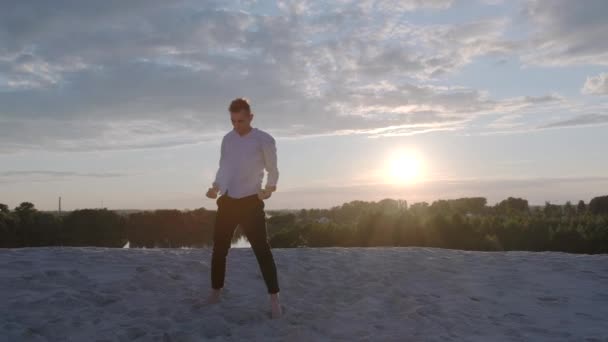 Przystojny Tancerz Wykonuje Freestyle Utwór Taneczny Piaszczystej Plaży Zachodzie Słońca — Wideo stockowe