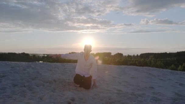 Jovem Sensual Realiza Coreografia Contemporânea Areia Contra Fundo Uma Floresta — Vídeo de Stock