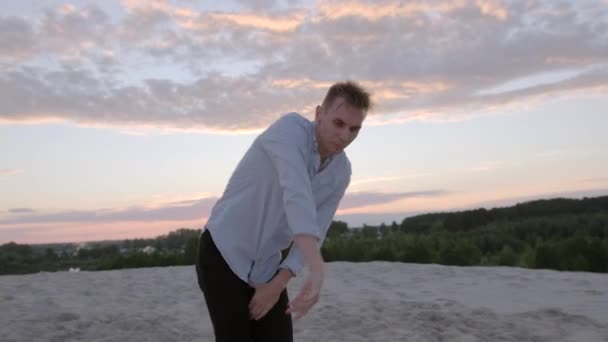 Pemuda Sensual Melakukan Koreografi Kontemporer Atas Pasir Dengan Latar Belakang — Stok Video