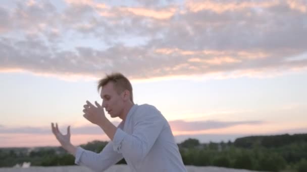Stilig Ung Kille Dansar Modern Balett Sanden Vid Solnedgången Vacker — Stockvideo