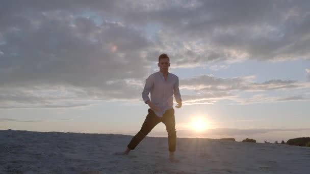Şehvetli Genç Adam Güzel Bir Yaz Akşamında Gün Batımında Kumda — Stok video