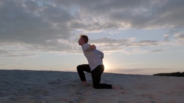 Stilig Dansare Utför Freestyle Danskomposition Sandstranden Vid Solnedgången Samtida Koreografi — Stockvideo