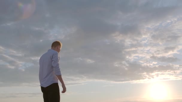 Jovem Cara Pensativo Fundo Céu Por Sol Tristemente Olhando Para — Vídeo de Stock