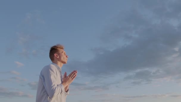 Sahilde Gün Batımını Izleyen Mavi Gözlü Sarışın Adamı Yakından Çek — Stok video