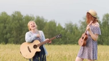 Bir yaz akşamı gün batımında elinde gitar ve ukulele ile buğday tarlasında duran iki komik kız. Gülün ve sivrisinekleri savunun.