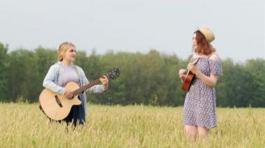 İki güzel kadın gitar ve ukulele ile country müzik çalıyorlar. Bir yaz akşamında gün batımında buğday tarlası
