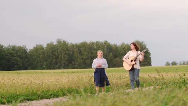 Dvě Krásné Mladé Dívky Kráčejí Zpívají Pšeničném Poli Při Západu — Stock video