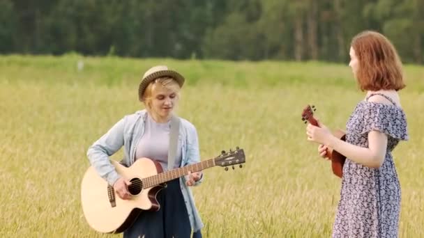 Dueto Duas Meninas Bonitos Tocando Música Country Guitarra Ukulele Campo — Vídeo de Stock