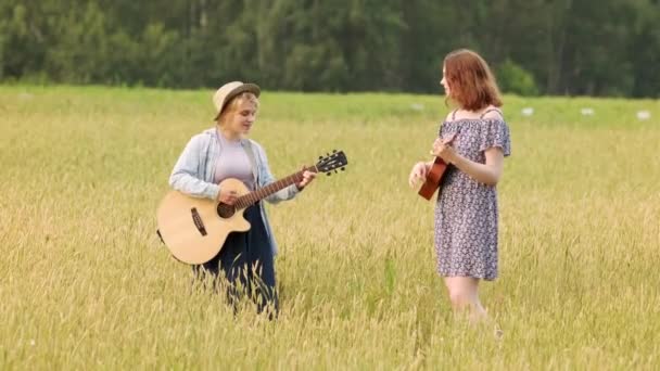 Duas Jovens Mulheres Bonitas Tocam Música Country Guitarra Ukulele Campo — Vídeo de Stock