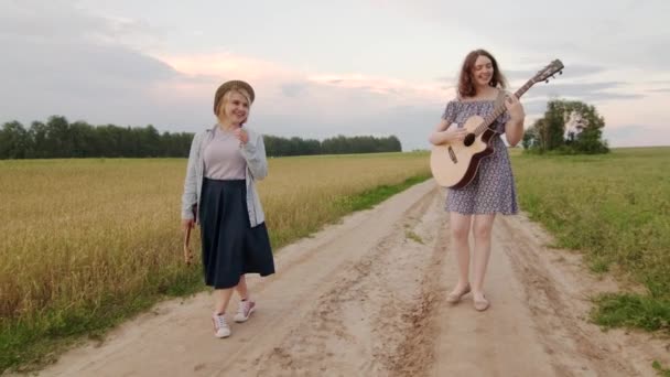 Dueto Meninas Alegres Bonitos Estrada Campo Trigo Pôr Sol Noite — Vídeo de Stock