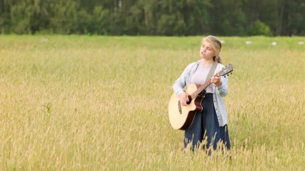 Giovane Ragazza Che Canta Suona Chitarra Campo Grano Tramonto Una — Video Stock