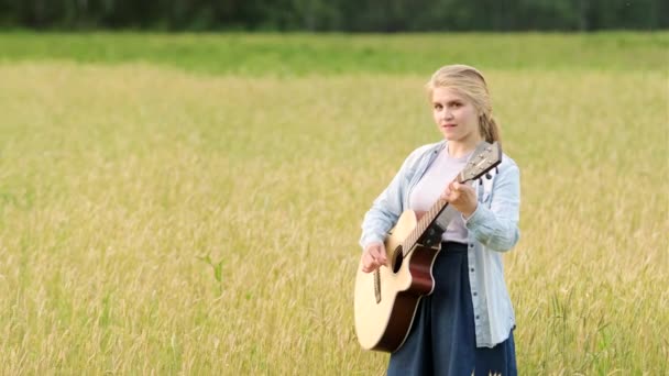 Fiatal Lány Énekel Gitározik Búza Pályán Naplementekor Egy Gyönyörű Nyári — Stock videók