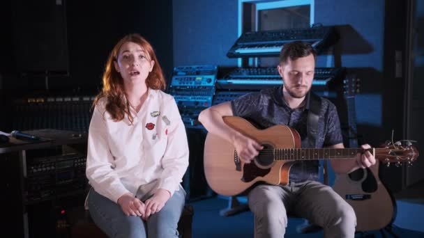 Dúo Jóvenes Músicos Tipo Toca Guitarra Chica Está Cantando Estudio — Vídeos de Stock