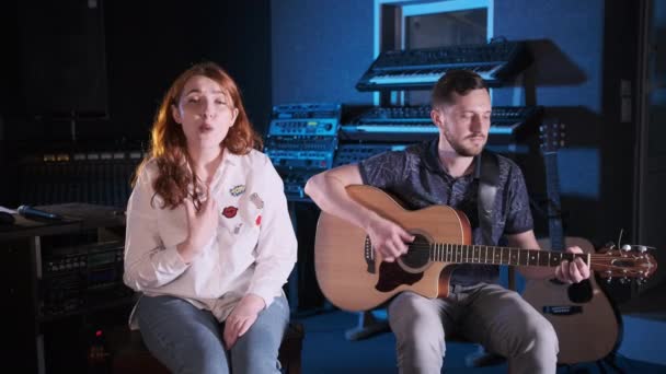 Duet Van Een Gitarist Een Roodharige Zanger Een Muziekstudio Middellange — Stockvideo