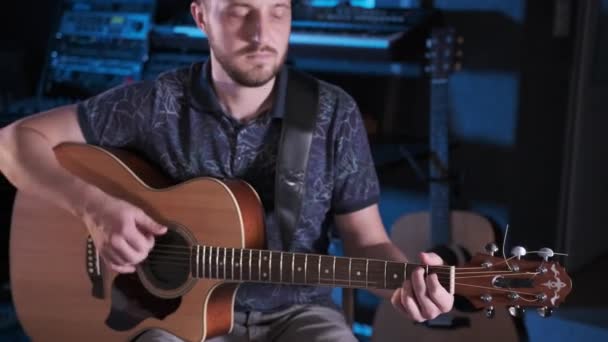 Человек Играет Акустической Гитаре Музыкальной Студии Крупный План Гитарных Струн — стоковое видео