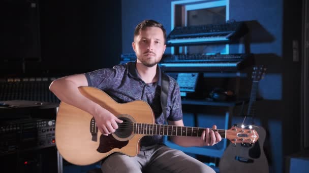 Przystojny Utalentowany Facet Brodą Gra Gitarze Akustycznej Studiu Muzycznym Średni — Wideo stockowe