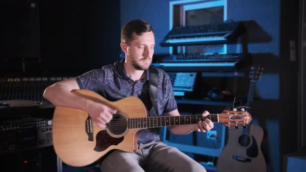 Knappe Gitarist Met Baard Speelt Akoestische Gitaar Een Muziekstudio Middellange — Stockvideo