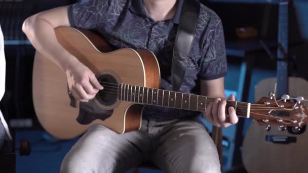 Guapo Talentoso Tipo Con Barba Toca Una Guitarra Acústica Estudio — Vídeo de stock