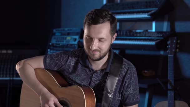 Gutaussehender Gitarrist Mit Bart Spielt Akustikgitarre Einem Musikstudio Nahaufnahme — Stockvideo