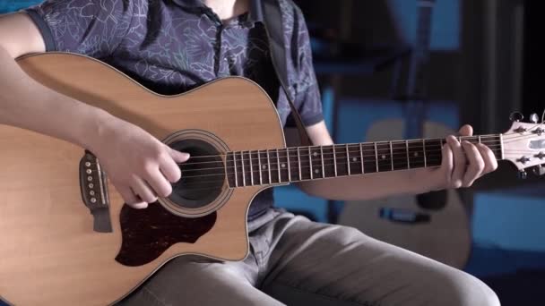 一个留着胡子的男人在一个音乐工作室里弹吉他 吉他弦和颈的闭合 — 图库视频影像