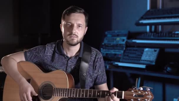 Knappe Gitarist Met Baard Speelt Akoestische Gitaar Een Muziekstudio Sluitingsdatum — Stockvideo