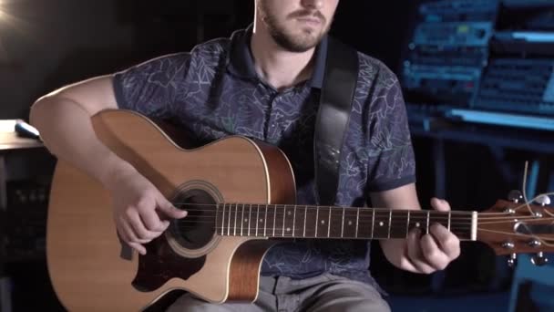 有胡子的英俊吉他手在音乐工作室里弹奏吉他 — 图库视频影像