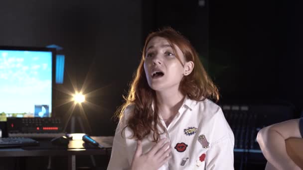 Gyönyörű Vörös Hajú Énekel Egy Zenei Stúdióban Közelkép — Stock videók