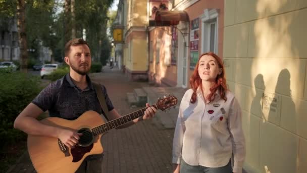 Dúo Jóvenes Músicos Hombre Toca Guitarra Mujer Está Cantando Parque — Vídeo de stock