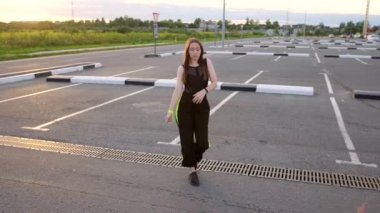 Genç ve güzel bir dansçı. Uzun saçlı. Modern gençlik dans ediyor. Ağır çekim. El kamerası.