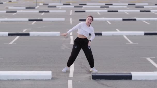 Молодая Танцовщица Танцует Хип Хоп Парковке Городские Танцы Фристайл Городе — стоковое видео