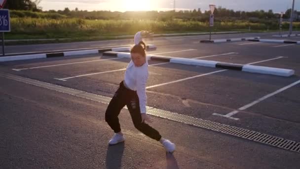 Ung Vacker Flicka Dansar Gratis Stil Parkering Sommarkväll Solig Solnedgång — Stockvideo