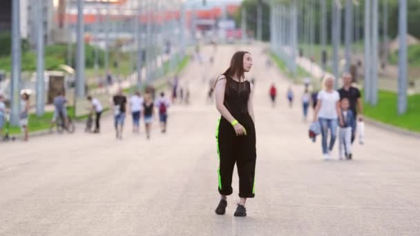 年轻美丽的女人 长发在宽阔的城市街道上跳嘻哈舞 城市里的自由式舞蹈 青年亚文化 慢动作 — 图库视频影像