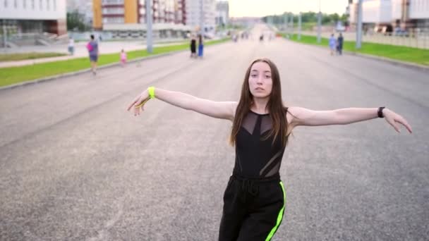 Vídeo Uma Jovem Mulher Ativa Dançando Coreografia Hip Hop Break — Vídeo de Stock
