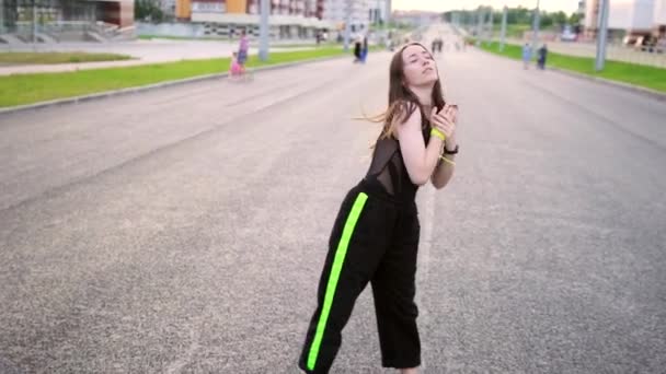 Βίντεο Από Μια Δραστήρια Νεαρή Γυναίκα Που Χορεύει Hip Hop — Αρχείο Βίντεο